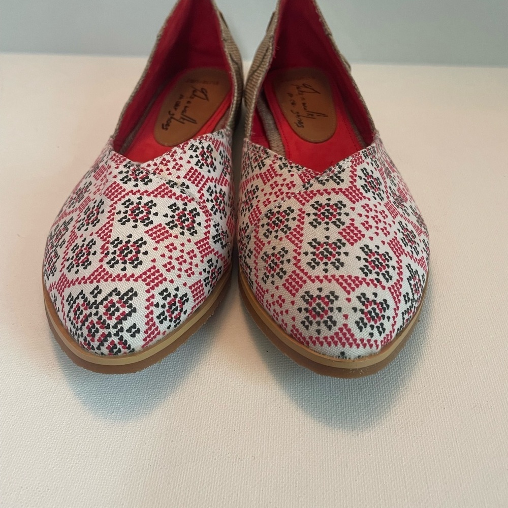 New Piranda Stylish Women's Flats in Red and White design size 7